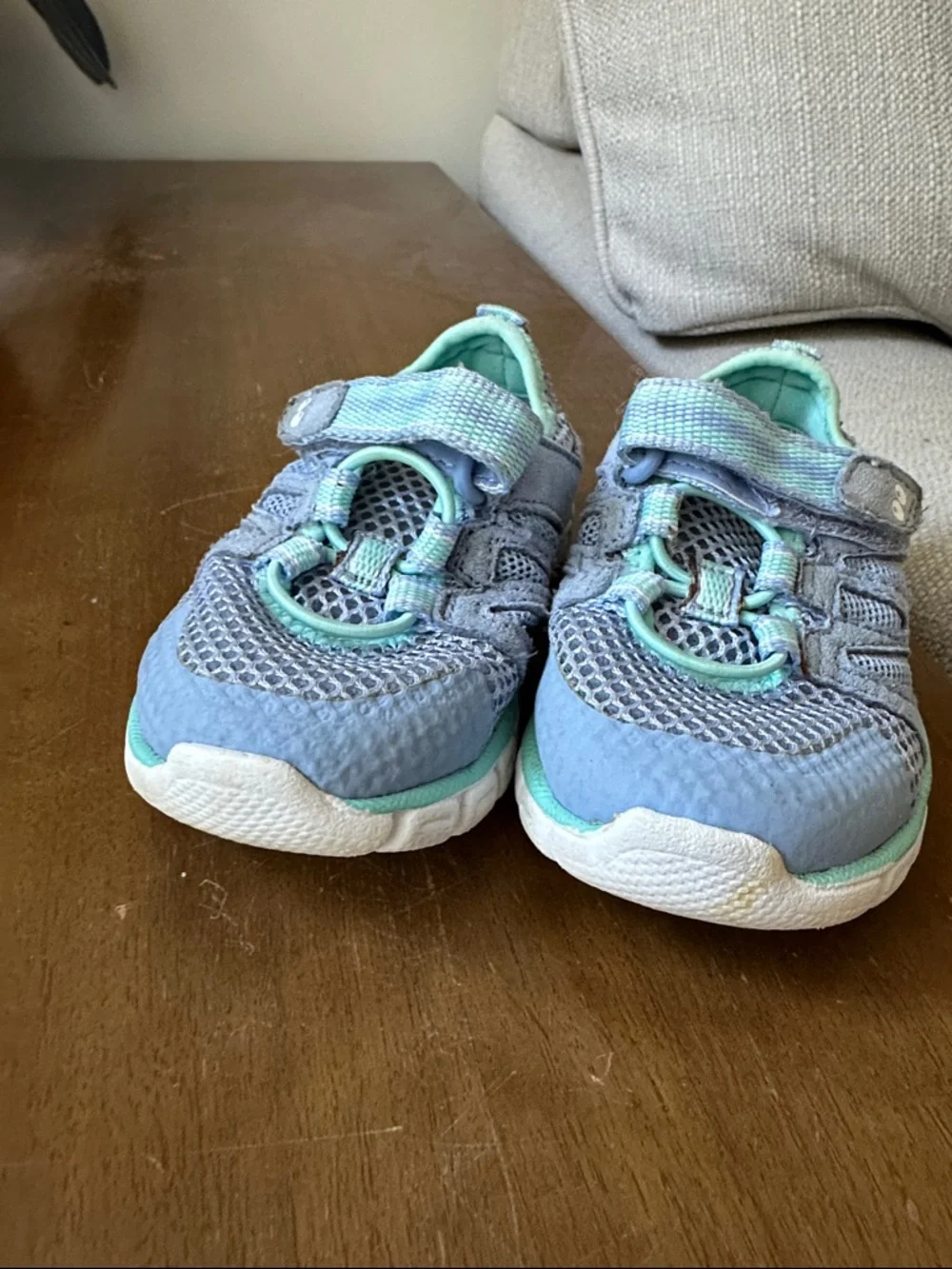Stride right surprize water shoes Mesh in Teal and Light Blue size 6